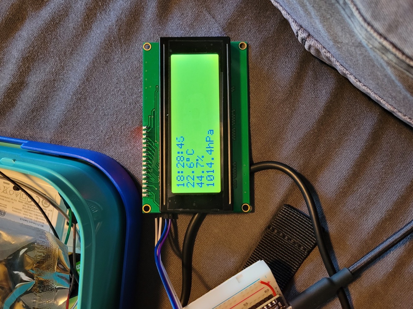 ESP32 prototype showing LCD with temperature, humidity and time